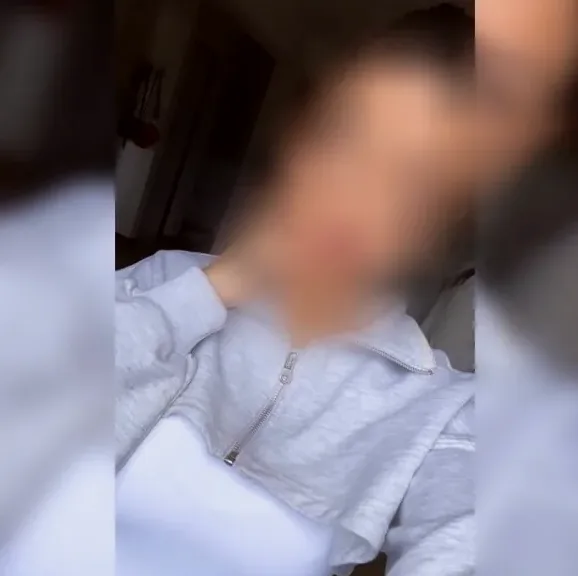 Ela, 35