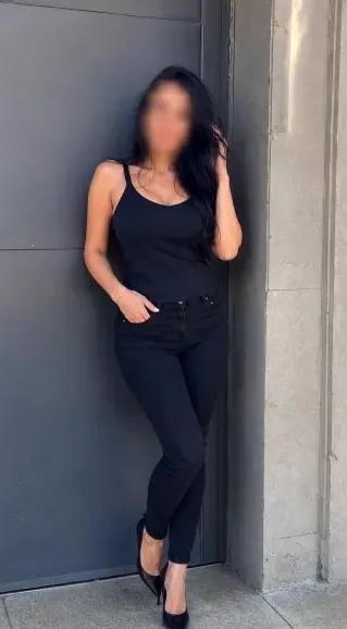 Nina, 33
